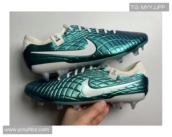 传奇4足球鞋助你在绿茵场上尽显风采与实力的完美结合 传奇4足球鞋助你在绿茵场上尽显风采与实力的完美结合